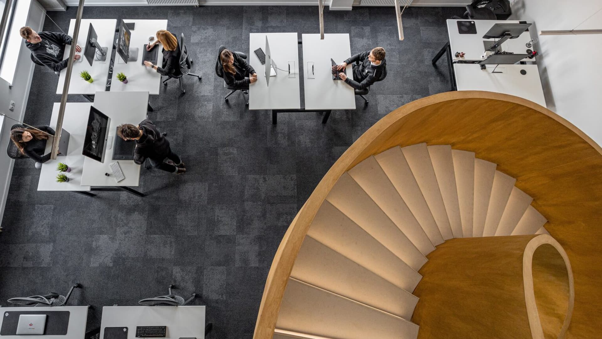 Biurka z regulacją wysokości - ergonomiczne stanowiska pracy w biurze