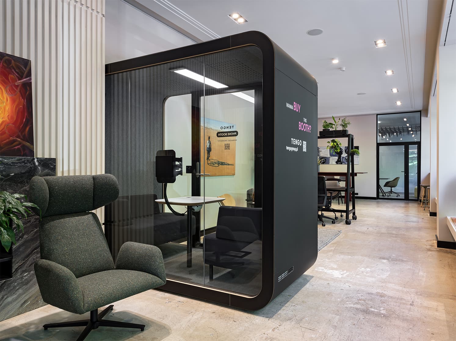 Przykładowa realizacja Tengo Design – biuro z budkami akustycznymi dopasowanymi do przestrzeni